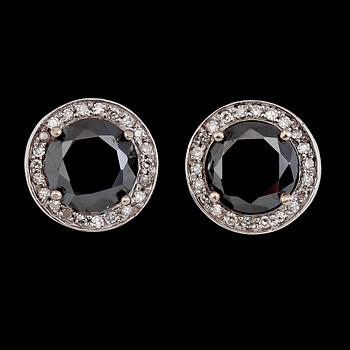 ÖRHÄNGEN, 1 par, 18 k vitguld, briljantslipade diamanter. Vikt ca 5,1 g.