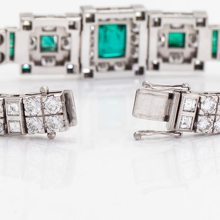 Rannekoru, 18K valkokultaa, smaragdeja sekä briljantti- ja baguettehiottuja timantteja, Tukholma 1986.