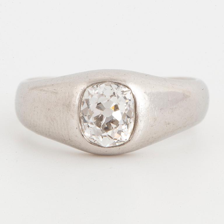 Old-cut diamond lord ring.