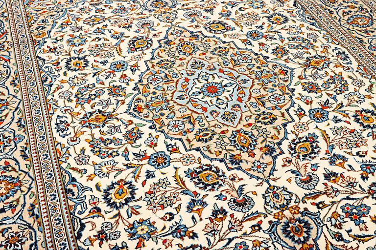 A Kashan carpet, a. 351 x 245 cm.