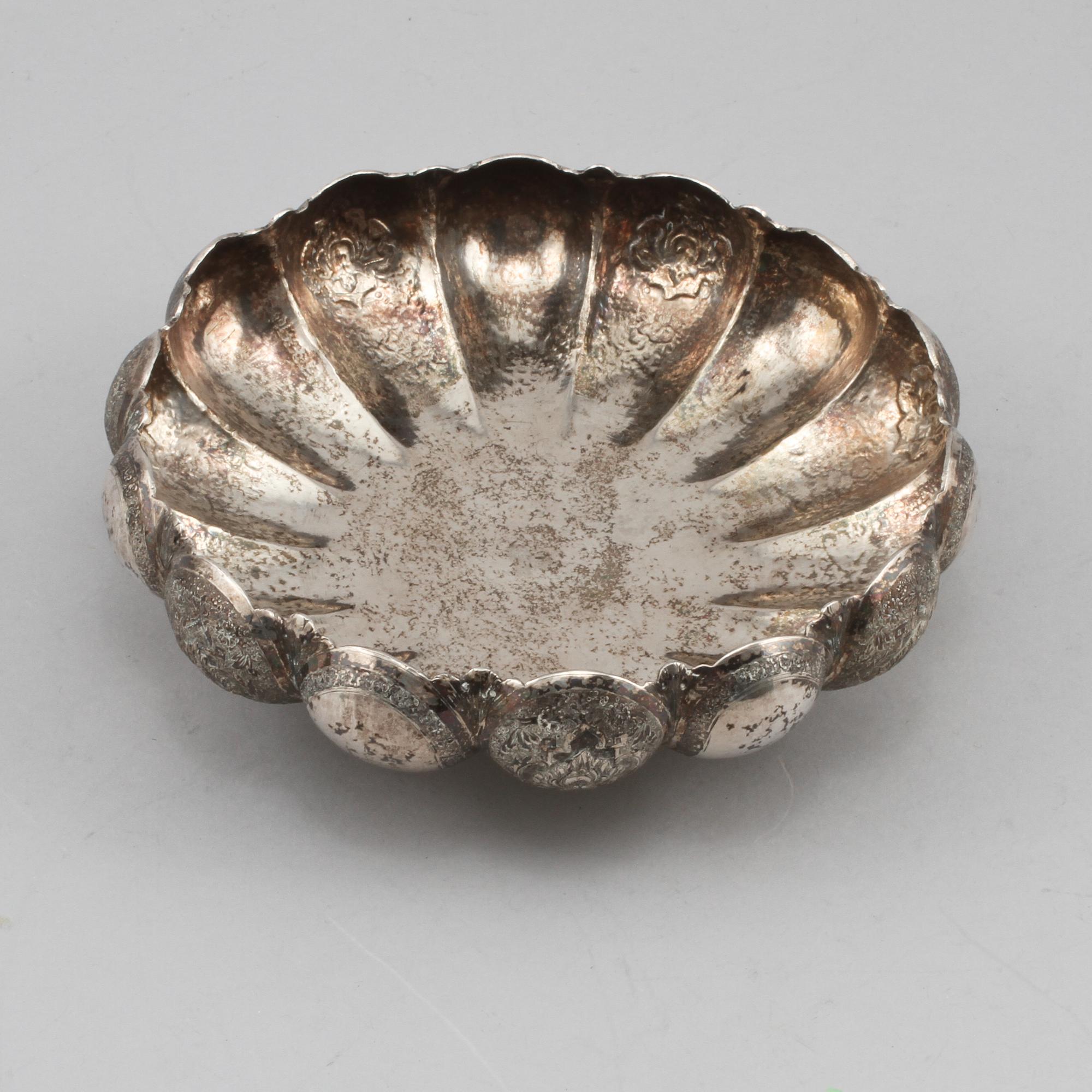 SKÅL, silver, sannolikt Persien, omkring sekelskiftet 1900, vikt 298 gram.