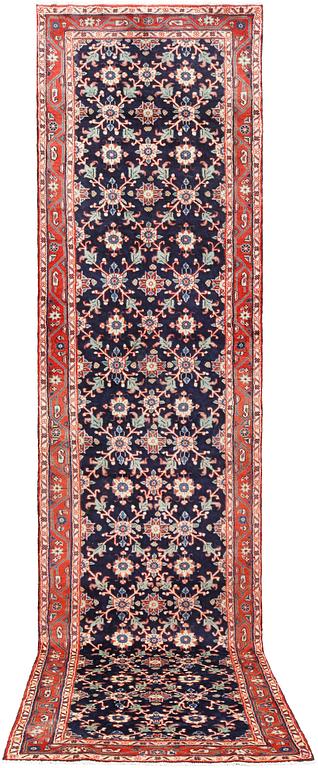 A Hamadan runner, ca 382 x 98 cm.