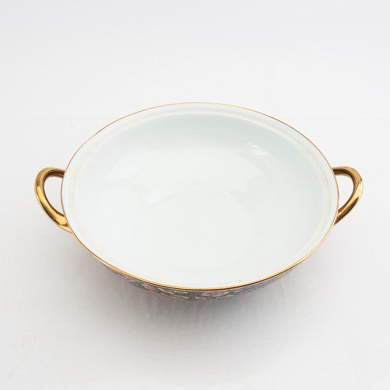 A 78 pcs Chinese porcelain dinner service alter part of the 20th century.