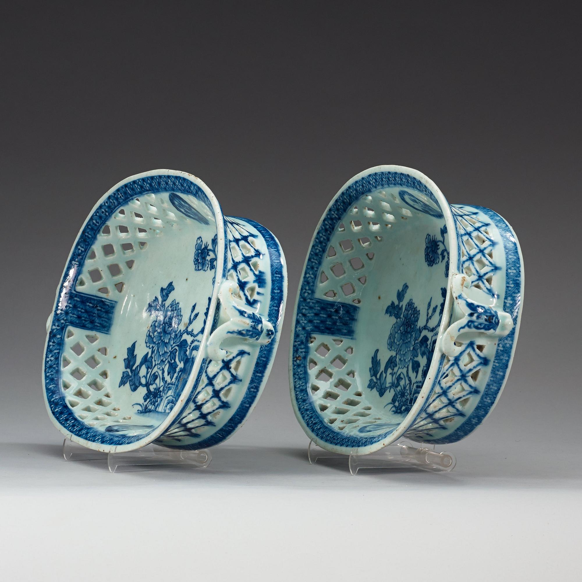 GALLERKORGAR, ett par, kompaniporslin. Qing dynastin, Qianlong (1736-95).