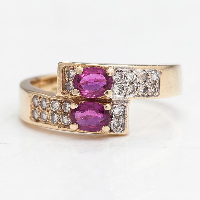 Ring in 14K gold set with round brilliant-cut diamonds and oval faceted rubies.