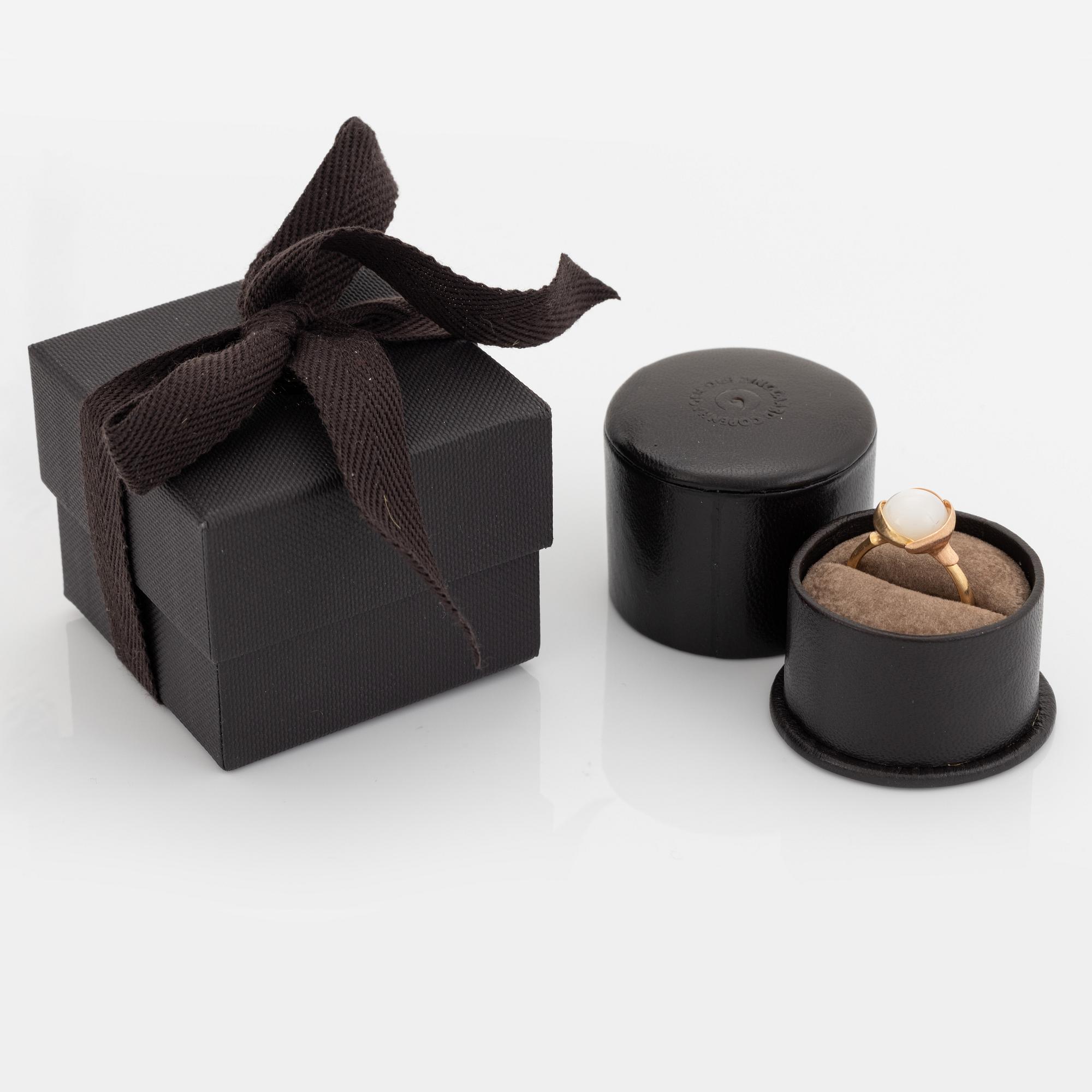 Charlotte Lynggaard för Ole Lynggaard, ring 18K guld med månsten, modell Lotus 2.