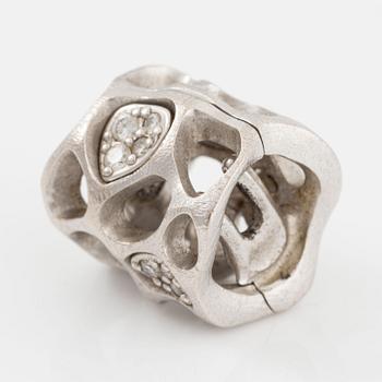 Ole Lynggaard, clasp, "morning dew", 18K white gold with brilliant-cut diamonds.