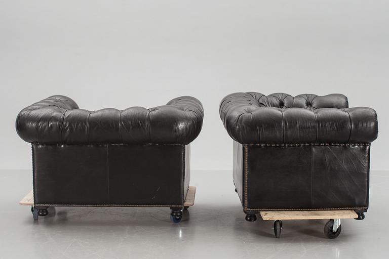 FÅTÖLJER, CHESTERFIELD-MODELL, ett par, 1900-tal.