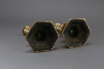 LJUSSTAKAR, ett par, mässing. Barock, 1700-tal.