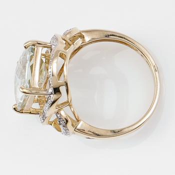 RING, 10K guld, mindre diamanter och grön kvarts.