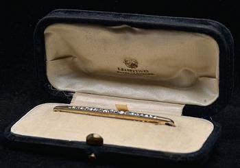 BROSCH, 56 guld, silver. Rosen- och gammalslipade diamanter ca 0.95 ct. St Petersburg 1907-18. Vikt 3,4 g.