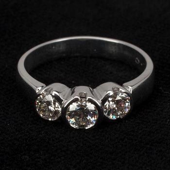 RING, vitguld 14K med tre diamanter, tot. ca. 1 ct.