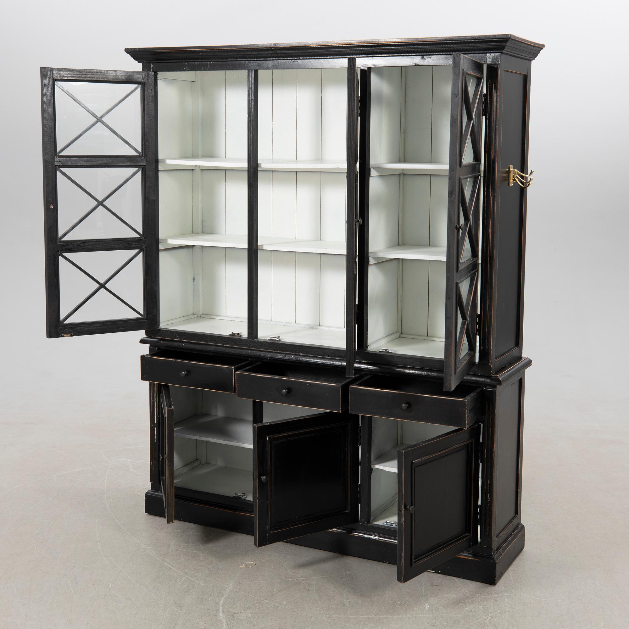 Vitrinskåp, 1900-talets första hälft.