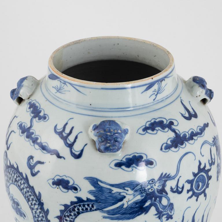 A large blue and white Chinese 'dragon' urn, Qing dynasty, 19th century.