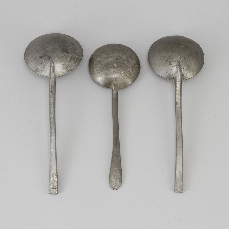 THREE PEWTER SPOONS, 17th/18th century.