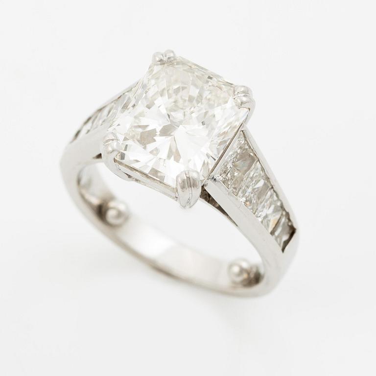Ring platina med en radiantslipad diamant.