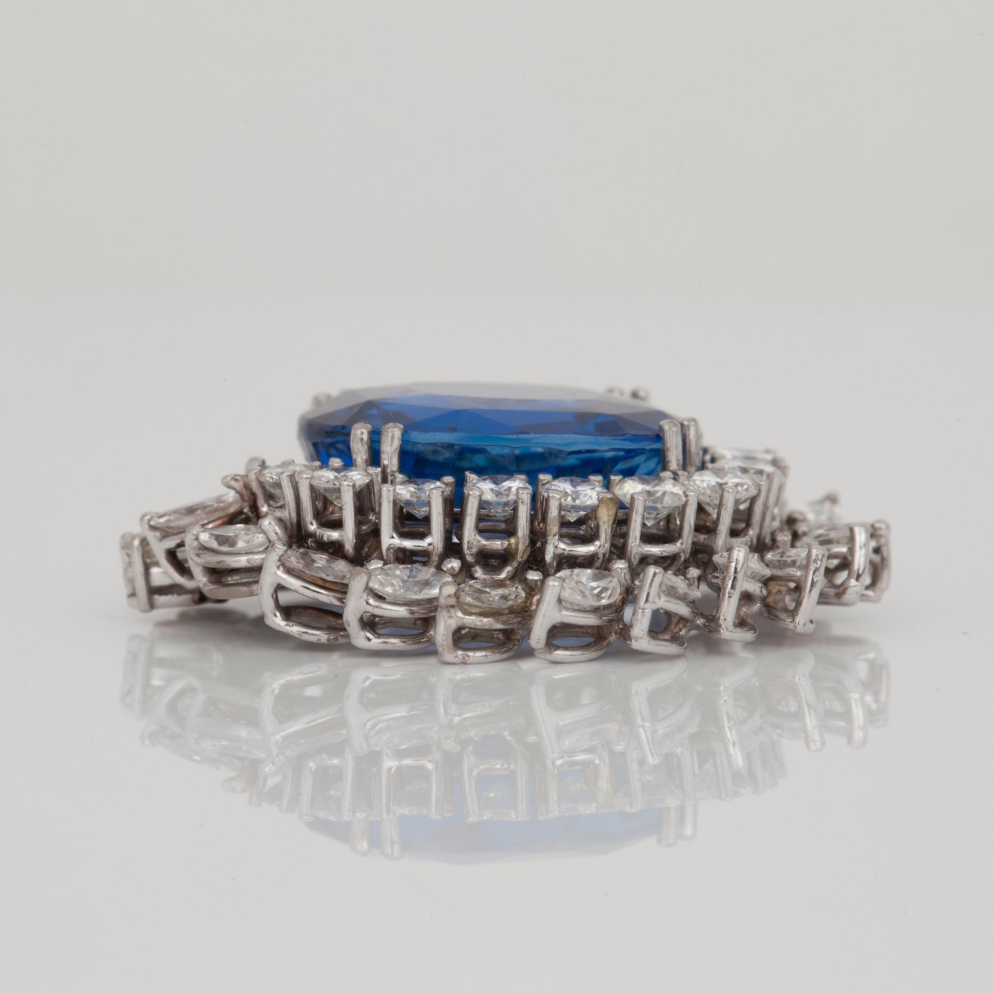 HÄNGE med en obehandlad ceylonsafir, 17.68 ct, samt briljant- och markisslipade diamanter totalt ca 2.50 ct.