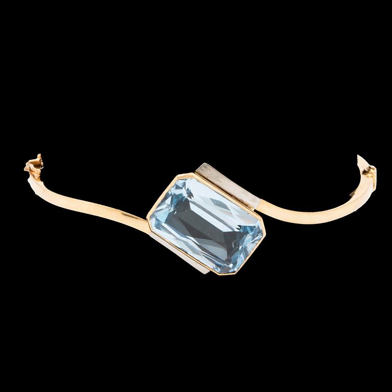 Bangle (opens with a hinge) and ring, 18K gold and spinels (most probably synthetic), total weight 20,5 g.