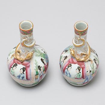 Two porcelain vases from China, late 19th century.