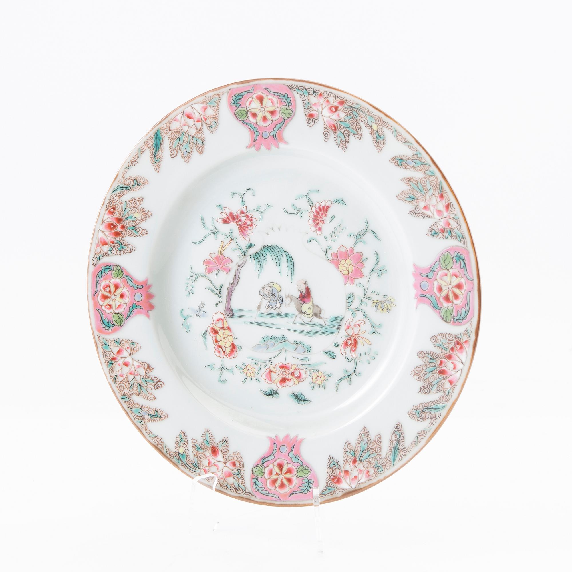 A famille rose dish, Qing dynasty, first half of the 18th century.