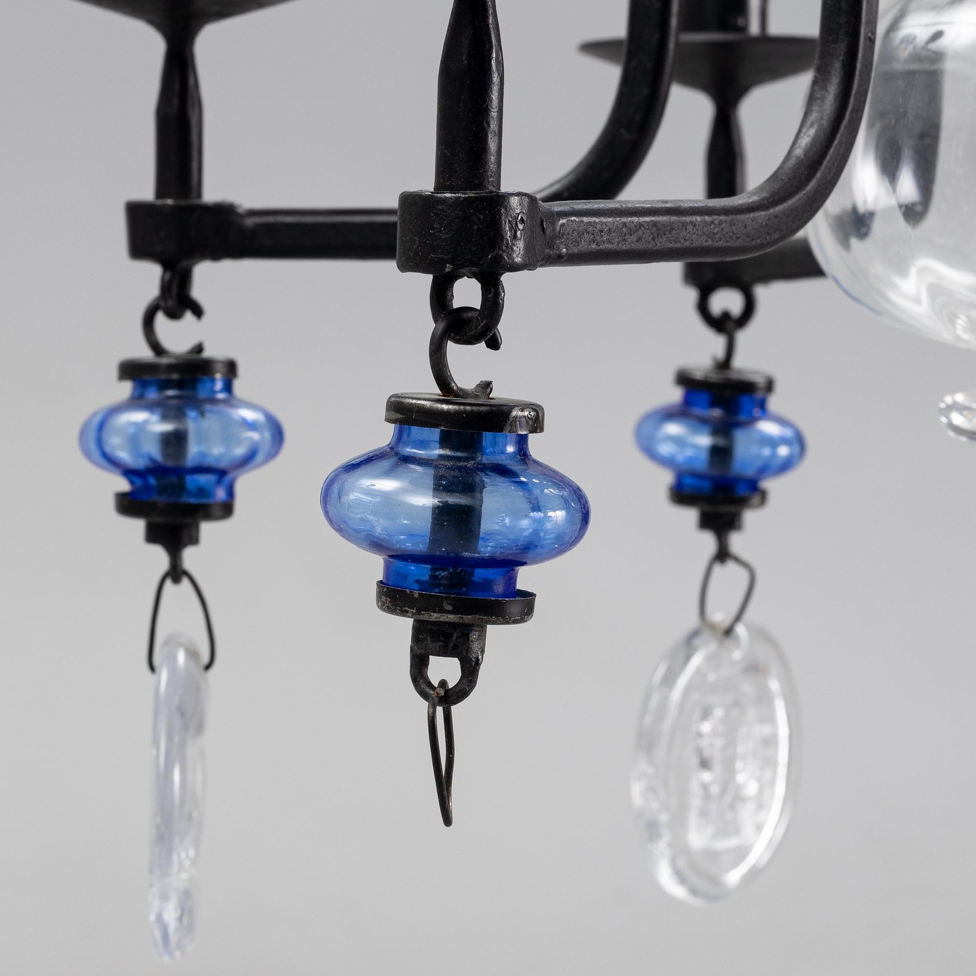 Erik Höglund, ljuskrona samt ljusstakar, ett par, glas och järnsmide.