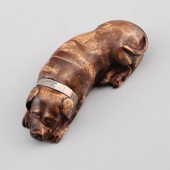 SNUSHUND, skuret trä med silverhalsband, 1915.