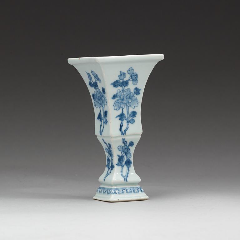 A blue and white vase, Qing dynasty, Qianlong (1736-95).