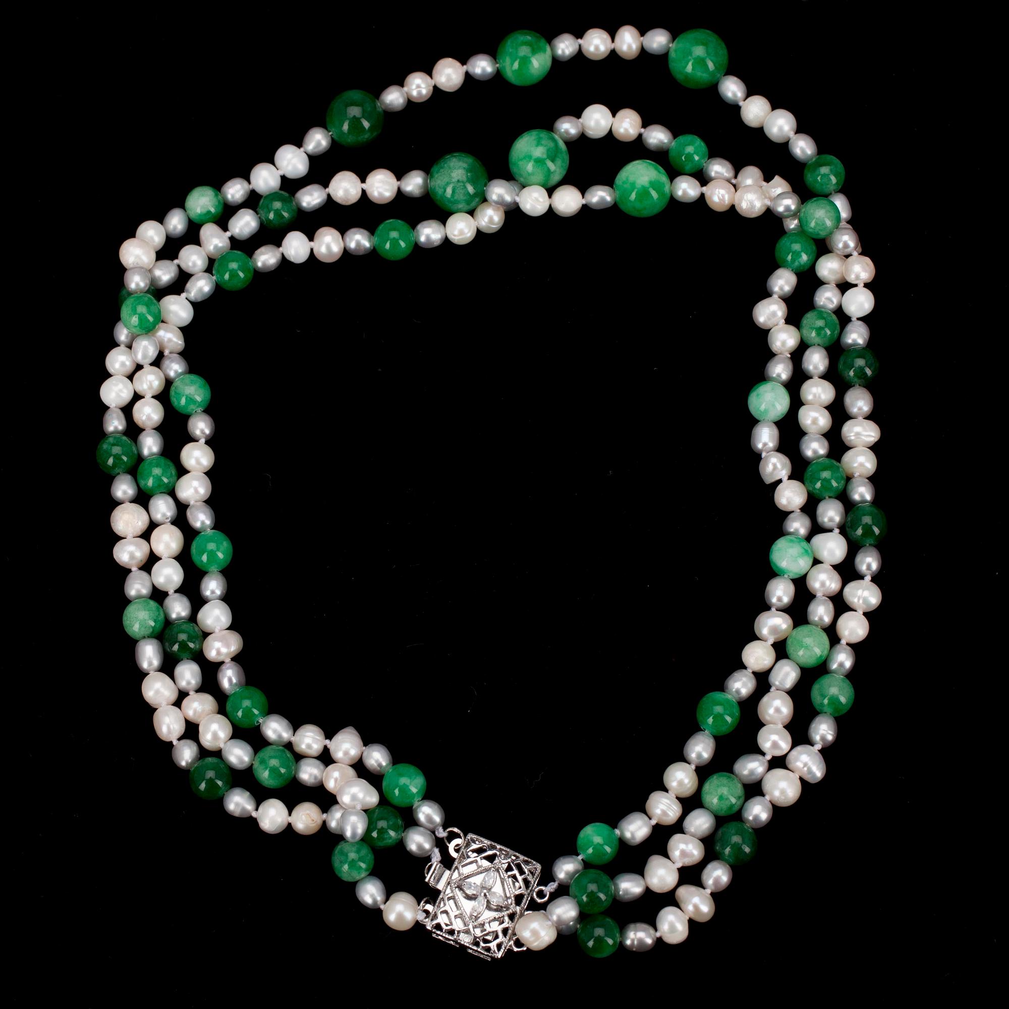 COLLIER, 3-radigt, sötvattenspärlor, jade, metall, 2000-tal.
