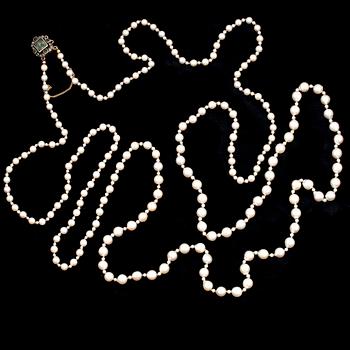 PÄRLCOLLIER, långt med doserade odlade pärlor.