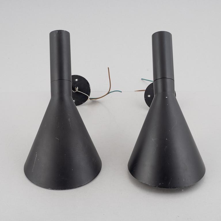 Arne Jacobsen, vägglampor, ett par, "AJ", Louis Poulsen, Danmark.
