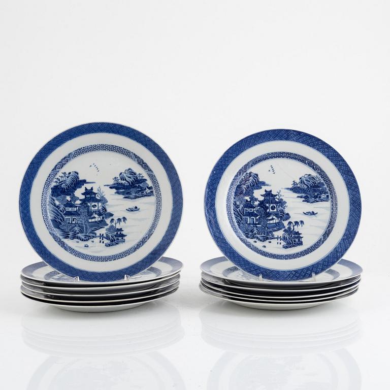 A set of twelve Chinese export blue and white porcelain plates, Qing dynasty, Jiaqing (1796-1820).