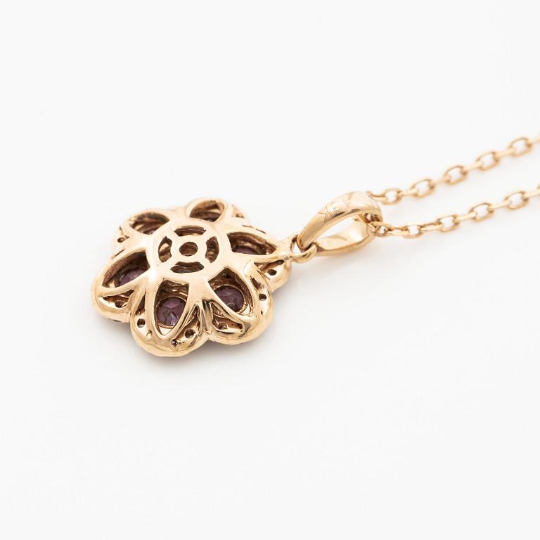 Collier, 18K guld med hänge i form av blomma med rosa safirer, vit mittsten och små diamanter.