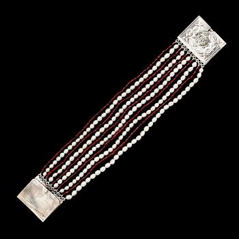 ARMBAND, sterlingsilver, granater och odlade pärlor.