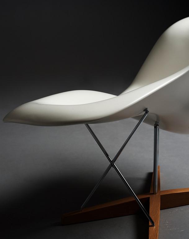 Charles & Ray Eames, "La Chaise",  Vitra 2012.