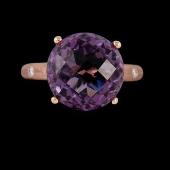 RING, 18k guld med checkerslipad ametist 8.87 ct samt 2 briljantslipade diamanter 0.04 ct. Vikt 5,9 g.