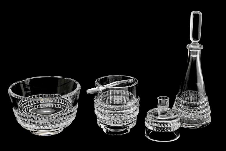 GLASSERVIS, 81 delar, "Corona", Bengt Edenfalk, Skruf, 1900-talets andra hälft.