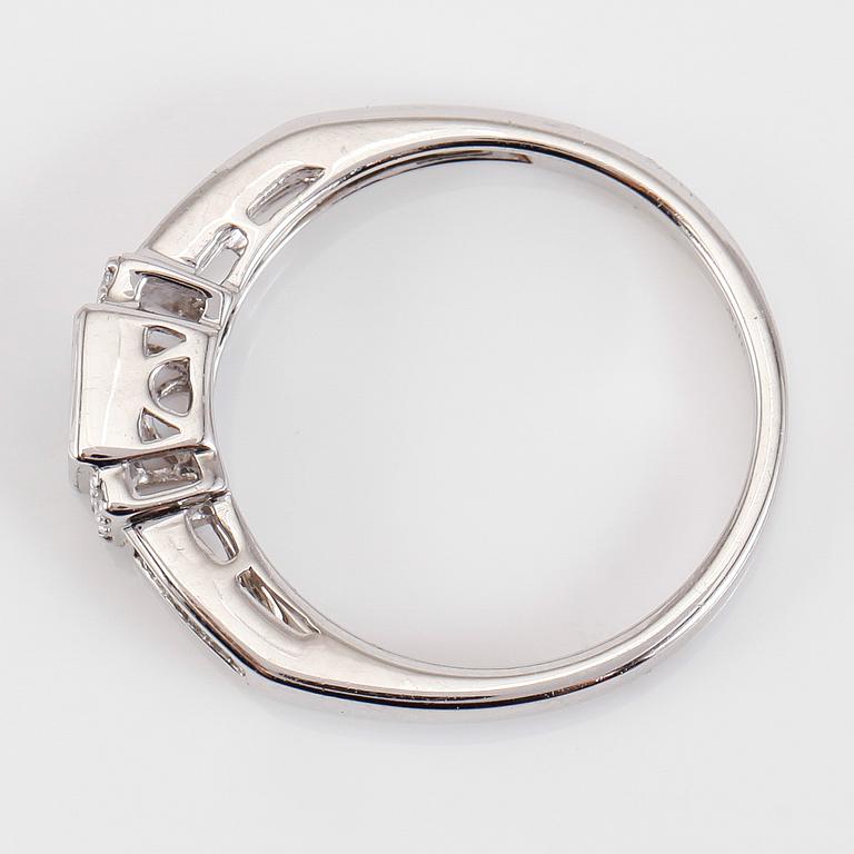 RING, 14K vitguld, safirer och diamanter.