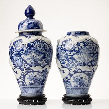 A pair of Japanese blue and white dragon jars, Meiji period (1868-1912).