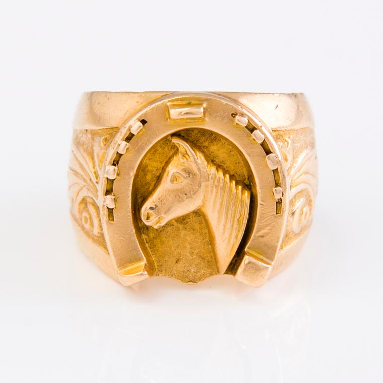A 18K gold ring with a horseshoe and horse, Finland 1970.