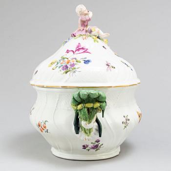 TERRIN med LOCK och FAT, porslin. Meissen, 1800-tal.