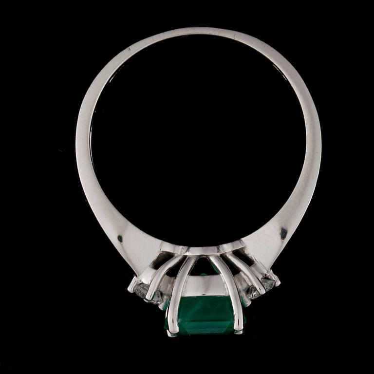 RING, 18K vitguld, smaragd, briljantslipade diamanter. Vikt ca 3,7 g.