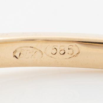 Ring in 14K gold with an emerald and small brilliant-cut diamonds.