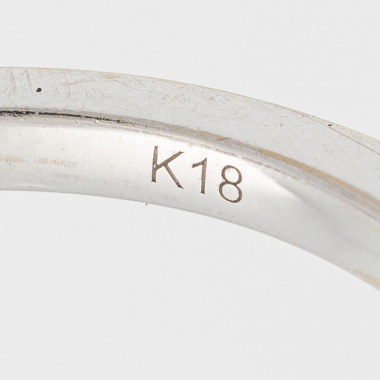 Ring, 18K vitguld med radiantslipad diamant och briljantslipade diamanter.