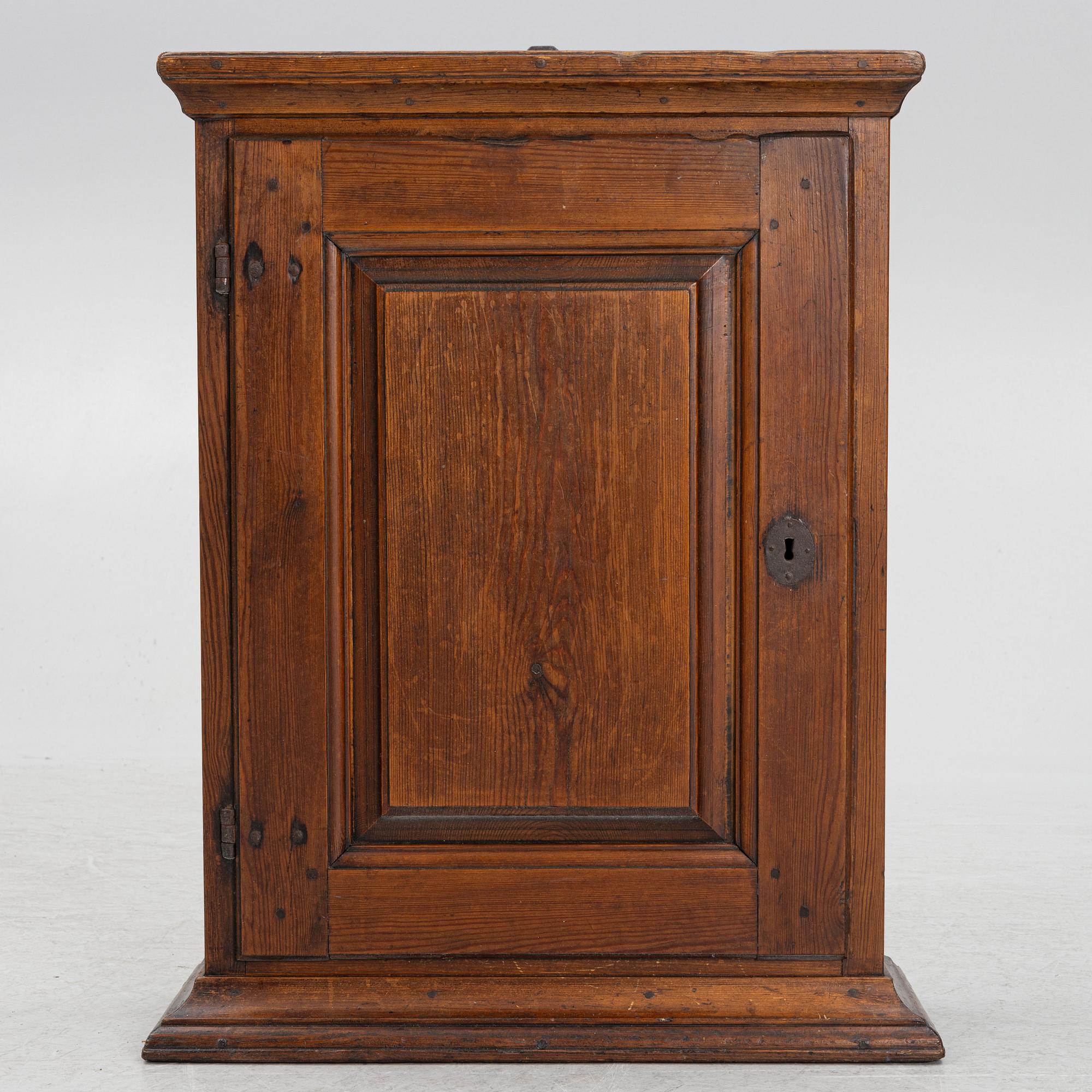 Hängskåp, allmoge, 1800-tal.