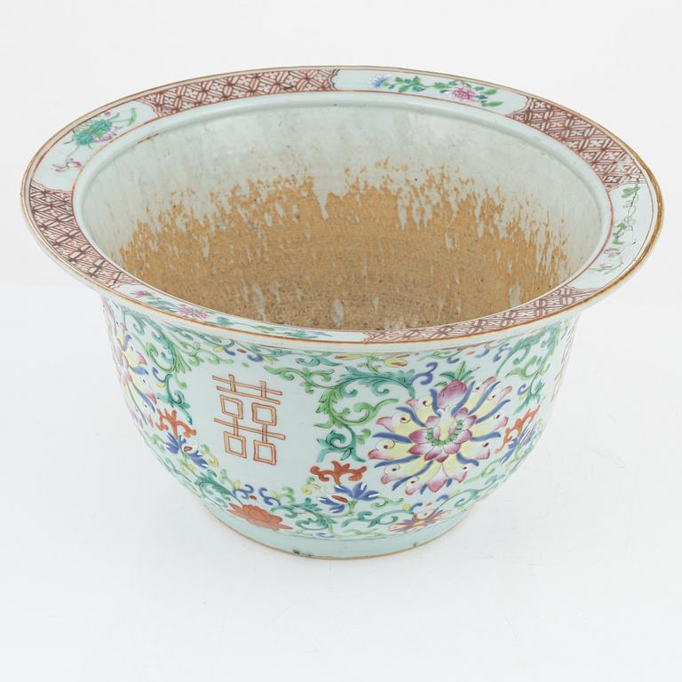 A large famille rose flower pot, late Qing dynasty, 19th Century.