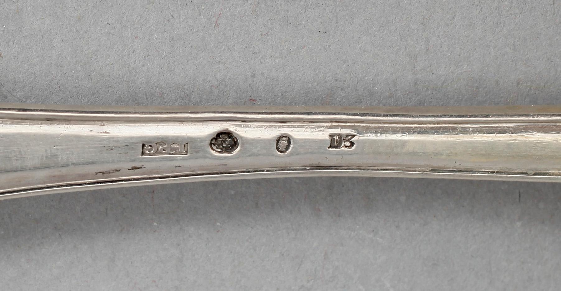 STRÖSKEDAR, 2 st, silver, bla Johan P Grönvall, Stockholm 1810 resp Carl Fredrik Jonssén, Uddevalla 1838. Tot ca 89 g.