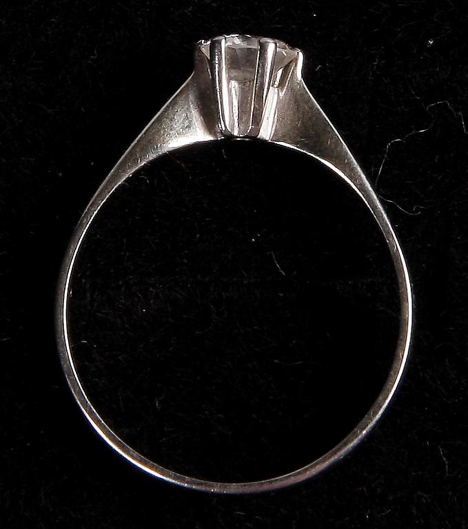 RING, 18 K vitguld, diamant, 0,46 ct.