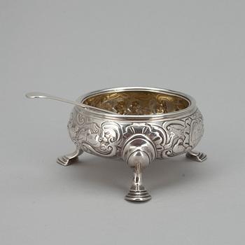 SALTKAR MED SKED, sterling silver. Fuller White & John Frey London 1745.  Höjd 4 cm. Vikt 101 g.