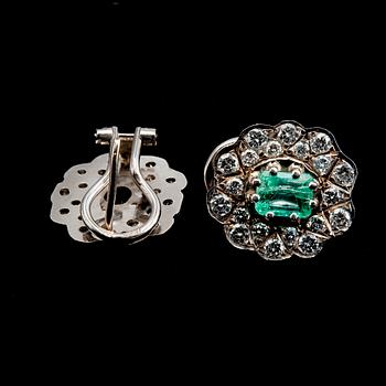 A PAIR OF EARRINGS, emeralds c. 1.60 ct, brilliant cut diamondsr c. 1.40 ct.