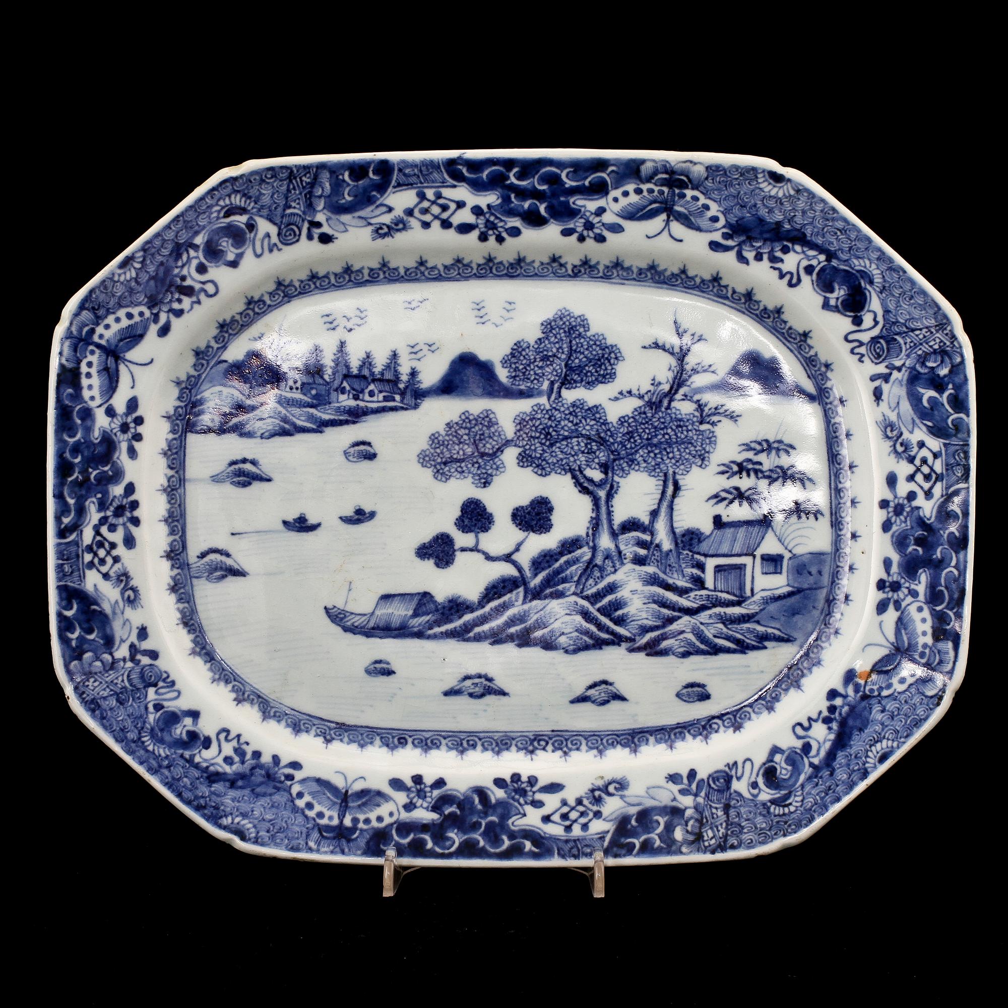 STEKFAT samt TALLRIKAR, 2 st, porslin, Kina och Japan, 1700/1800-tal.